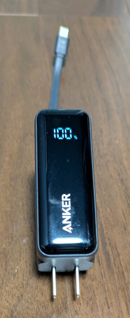 Anker PowerBank30Wのバッテリー残量を表示している写真
