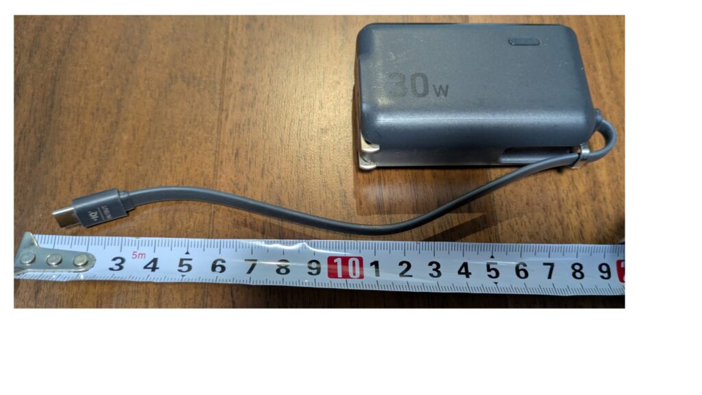 Anker PowerBank30Wの内蔵USB-Cケーブルの長さを測っている写真