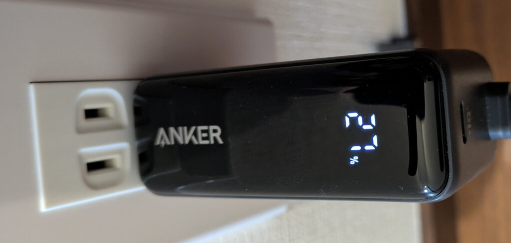 Anker PowerBank30Wをコンセントに挿している写真