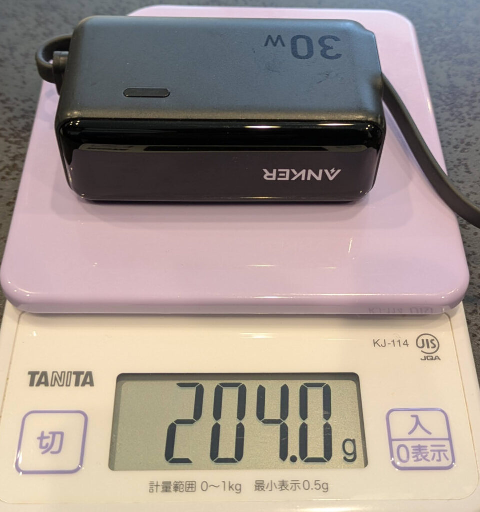Anker PowerBank30Wの重さをはかっている写真