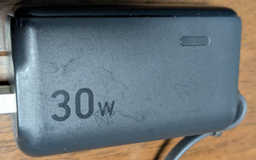 Anker PowerBank30Wの横にあるボタンを表示している写真