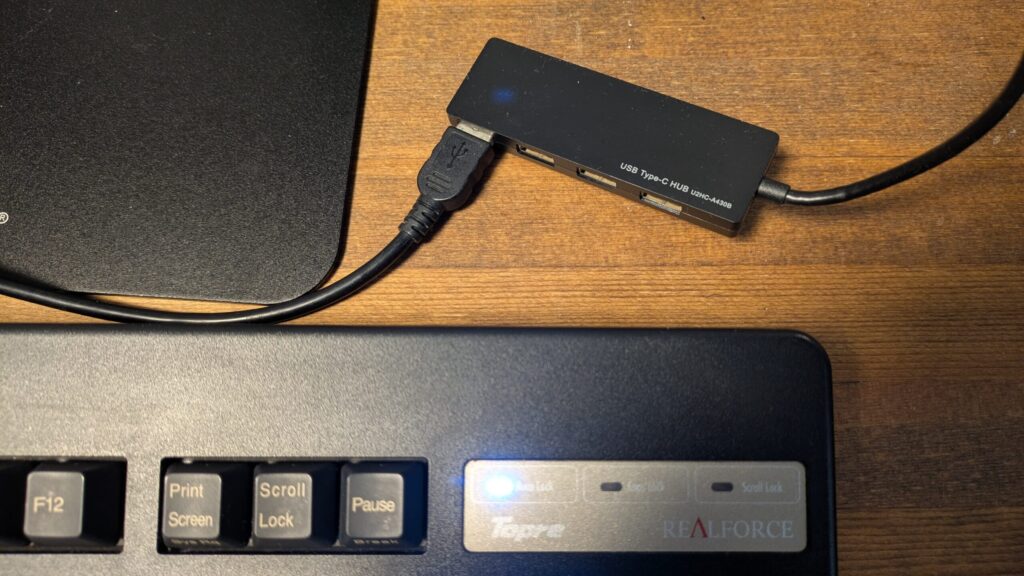 USB TypeC HUBをキーボードとPCに接続している画像