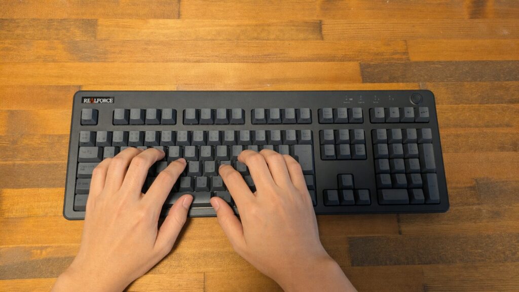 REALFORCE R3HA11 キーボードを打つイメージ