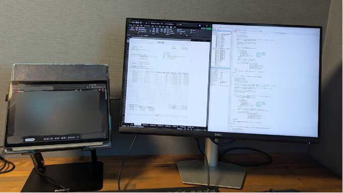 Dell S2722QCとノートPC（Surface）を並べている画像
