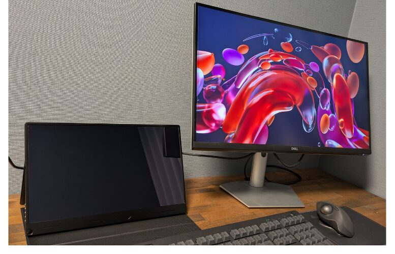 Dell S2722QCとEVICIVが並んだ画像