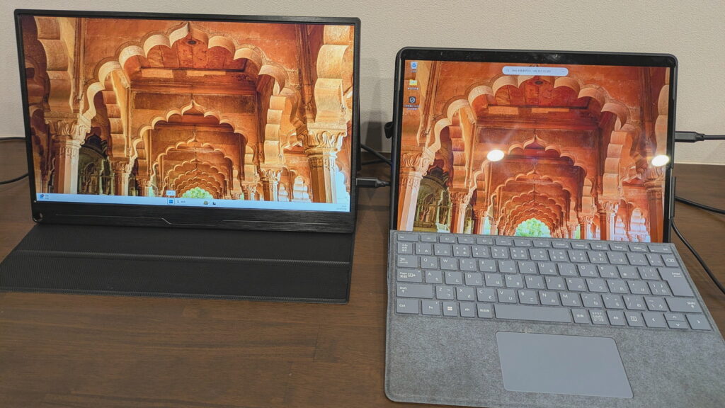 EVICIVとノートPC（Surface）を並べている画像①